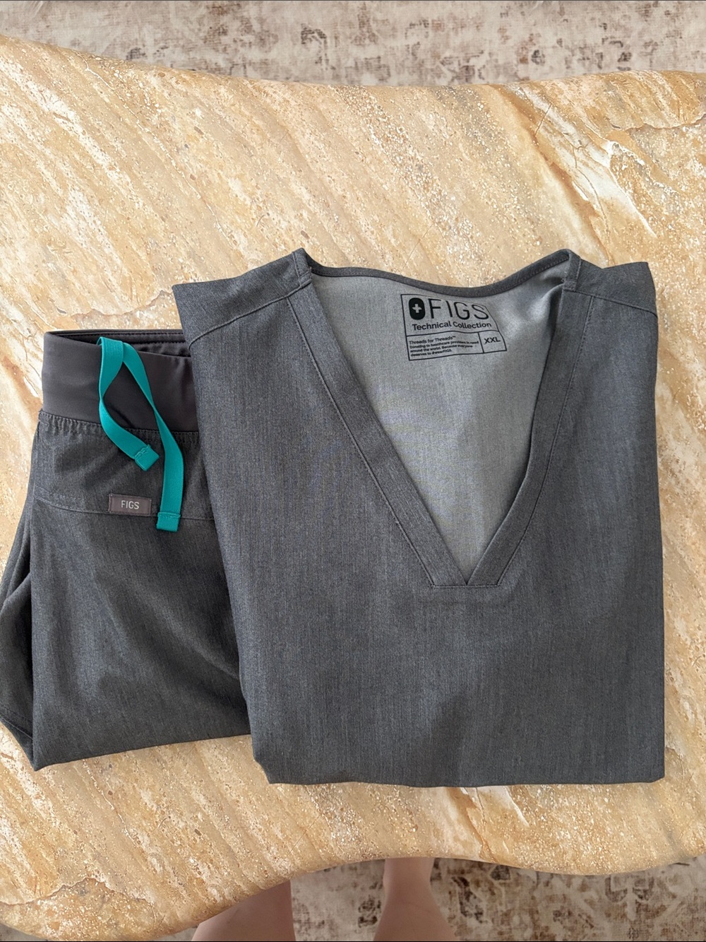 FIGS women’s graphite Scrub set XXL